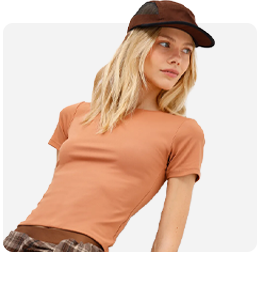 Mulher usando camiseta marrom e boné