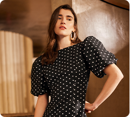 Mulher usando vestido poá preto e branco